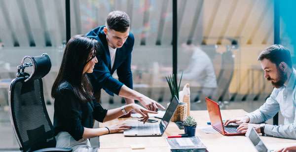 two-employees-working